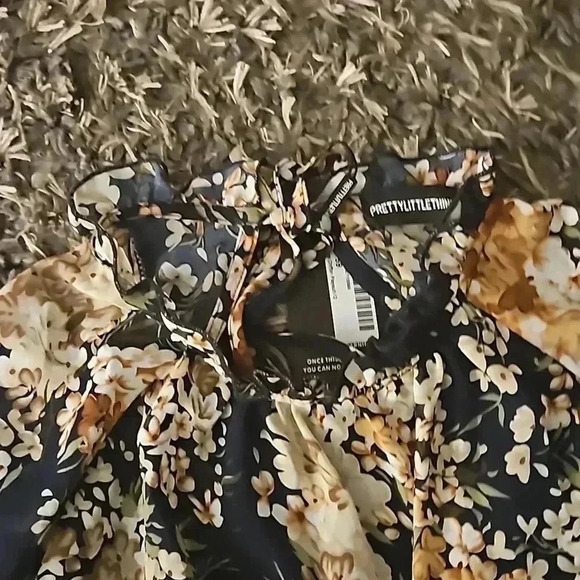 Pretty little thing romper medium new with tags - Picture 5 of 6